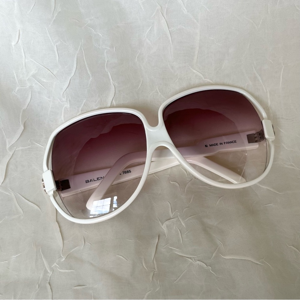 [ ” ▀ ﹏ ▀ ” ]

Vintage 70s Balenciaga Sunglasses - Picture 15 of 17